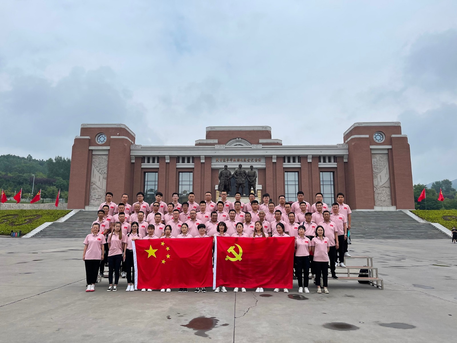 學習百年黨史  唱響時代樂章  追憶先輩精神  傳承紅色基因